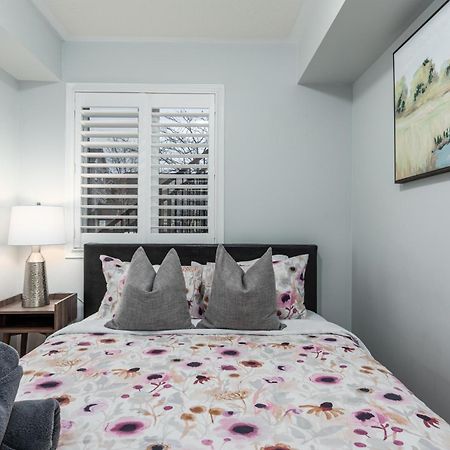 4975 Southampton Drive Otel Mississauga Dış mekan fotoğraf