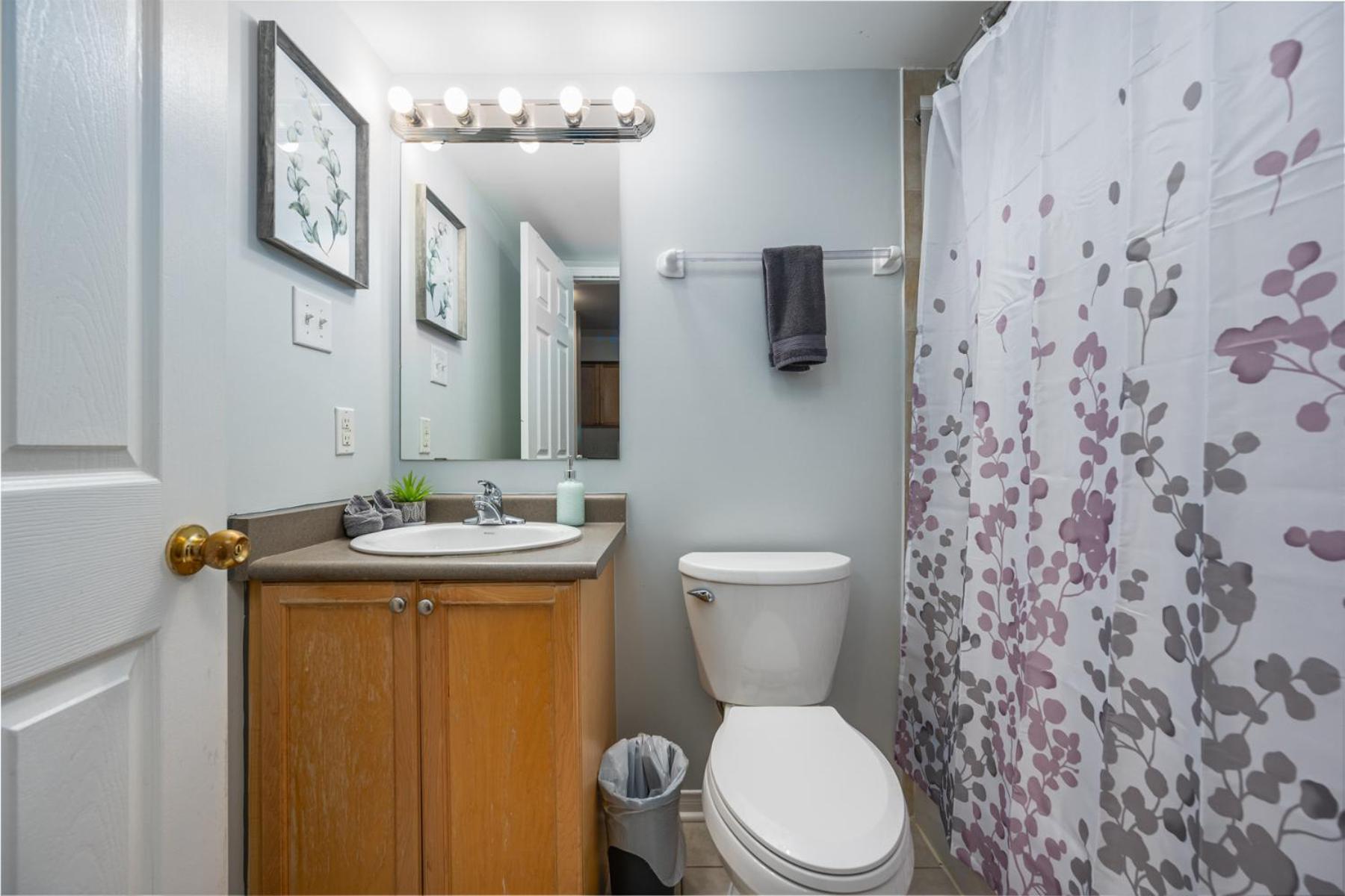 4975 Southampton Drive Otel Mississauga Dış mekan fotoğraf